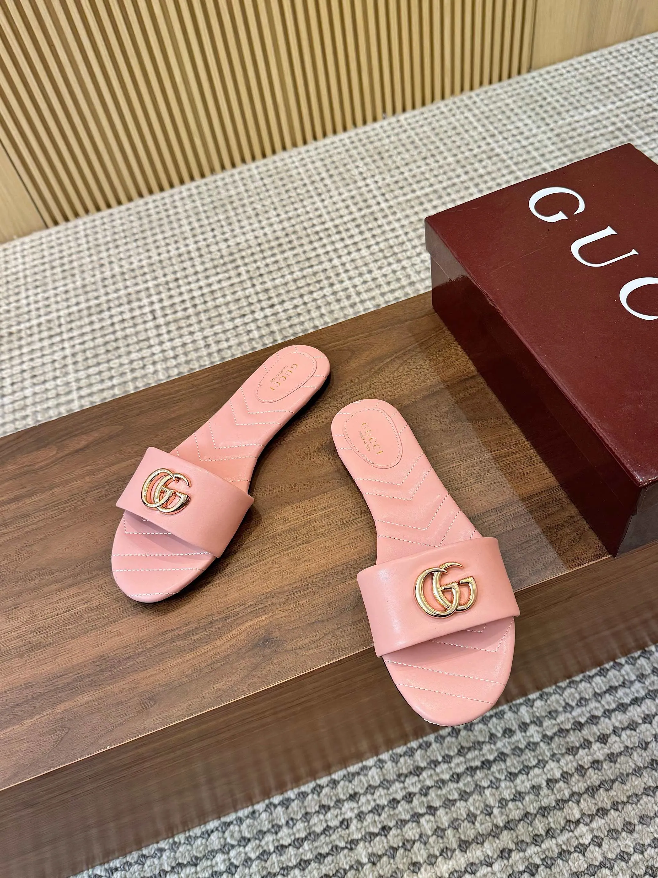 👟👟Ex-factory price 440👟👟 💯💯💯Gucci 2025 spring and summer latest popular slip-on sandals series... [Round toe] Latest double G buckle. Embroidery style Original quality 🍃Original European style, 💥perfect on the feet💃💃When worn with this shoe, it is elegant and crystal clear. No matter the materials of the accessories, they are all customized one by one. You must go to get the original version. The whole series is full of exciting and innovative elements. The texture of different materials, the texture of the materials, and the expression of the materials have a strong artistic atmosphere... ❶ Upper: imported cowhide ❷ Inner lining: customized imported sheepskin ❸ Foot pads: customized imported sheepskin ❹ Outsole: imported Italian genuine leather outsole ❺ Heel height: 1.5CM ❻ Packaging: Original full set of packaging ❼ Code number: 35-43 (41.42.43 customized is not returnable)